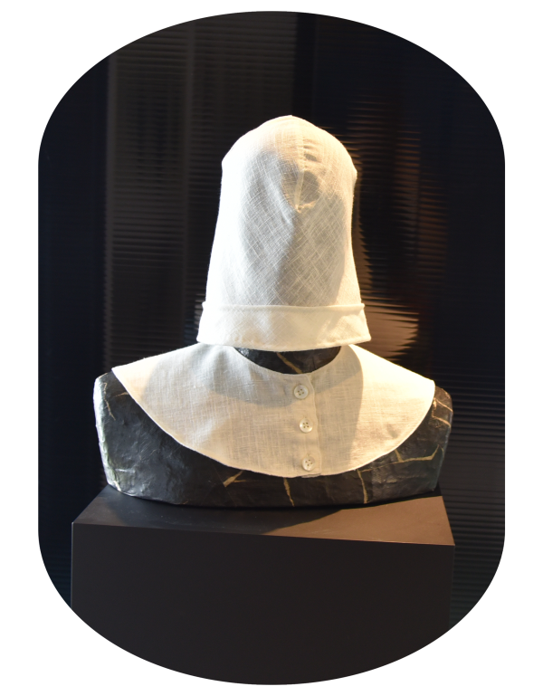 Capuchon belge. Réplique réalisée par Inge Zorn-Gauthier, artiste plasticienne (2022) - Collection Enap-Crhcp