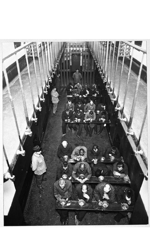 Maison d'arrêt de Montpellier : repas des détenus dans le couloir, 1930 - Photographie d’Henri Manuel (Coll. Enap-Crhcp)
