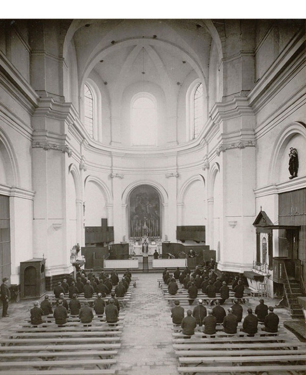 Maison centrale de Loos : messe dans la chapelle, 1930 - Photographie d’Henri Manuel (Coll. Enap-Crhcp)