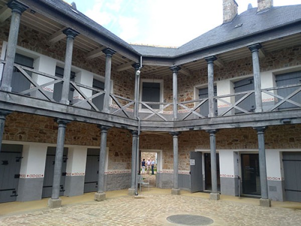 La maison d’arrêt de Guingamp hier…  Institut national supérieur de l’éducation artistique et culturelle (INSEAC) et centre d’art contemporain dédié à la photographie aujourd’hui