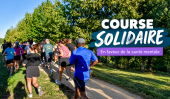 Photo de la course solidaire montrant des coureurs de dos